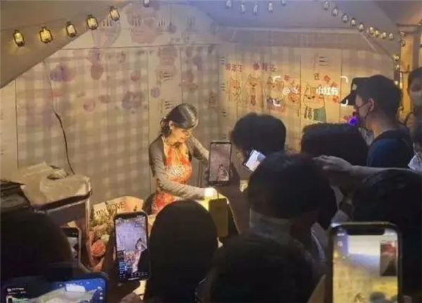 狗头萝莉去摆摊卖煎饼了 你敢信(图3)