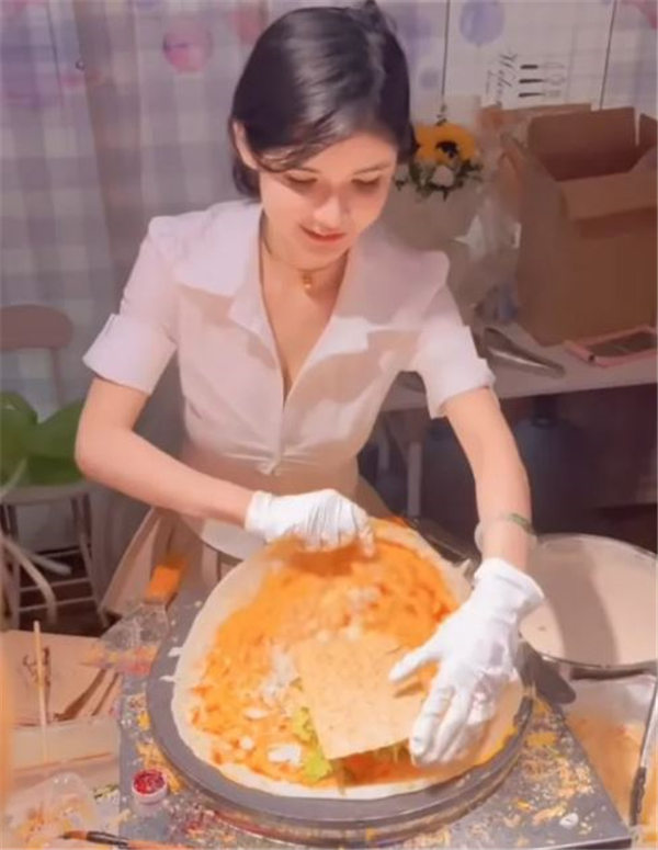 狗头萝莉去摆摊卖煎饼了 你敢信(图2)