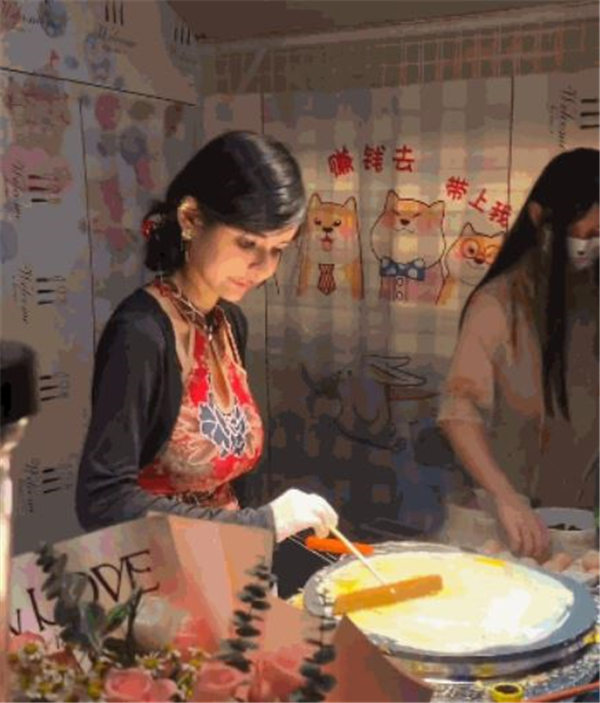 狗头萝莉去摆摊卖煎饼了 你敢信(图4)